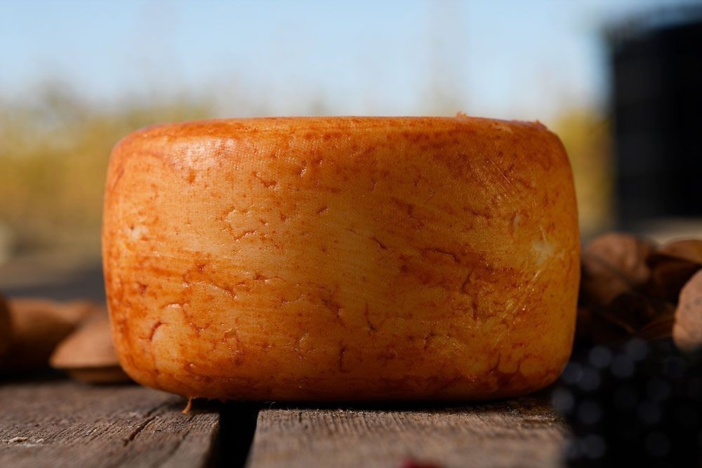 Formatge semicurat amb pebre vermell dolç