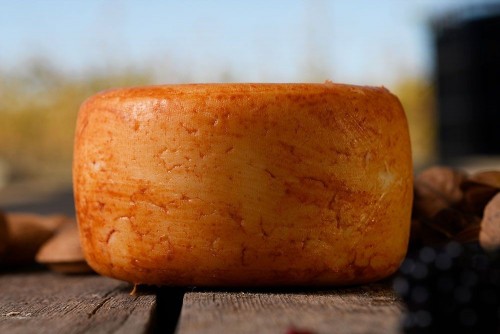 Formatge semicurat amb pebre vermell dolç