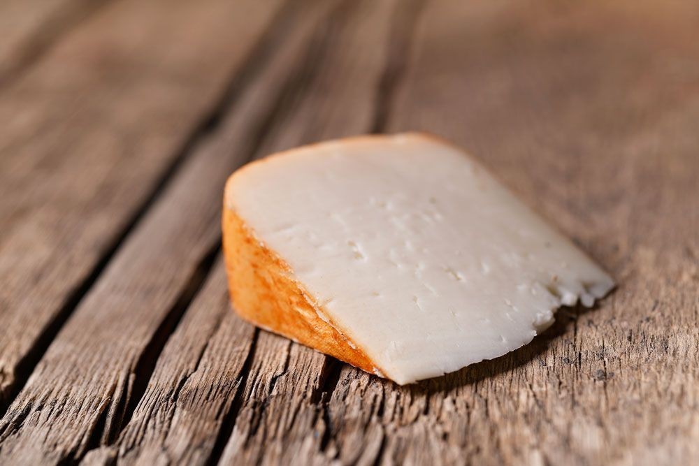 Formatge semicurat amb pebre vermell dolç