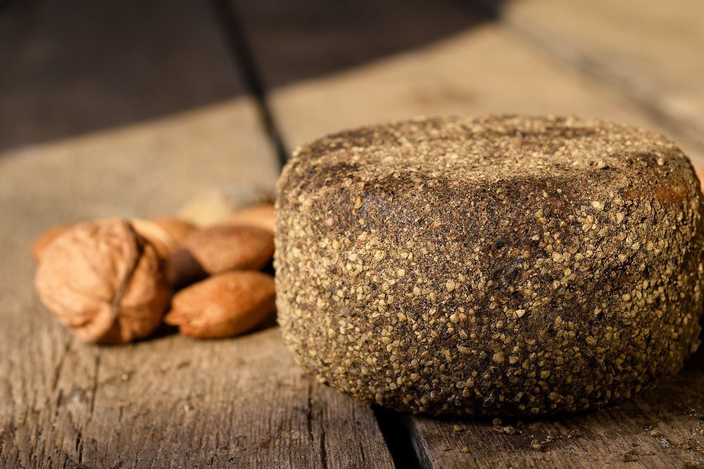 Formatge semicurat de cabra amb pebre