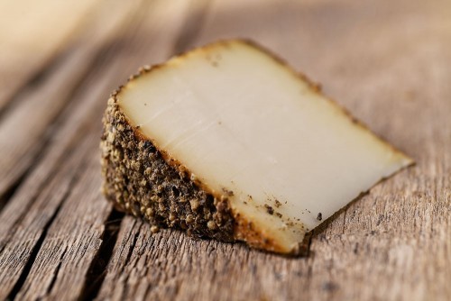 Formatge semicurat de cabra amb pebre